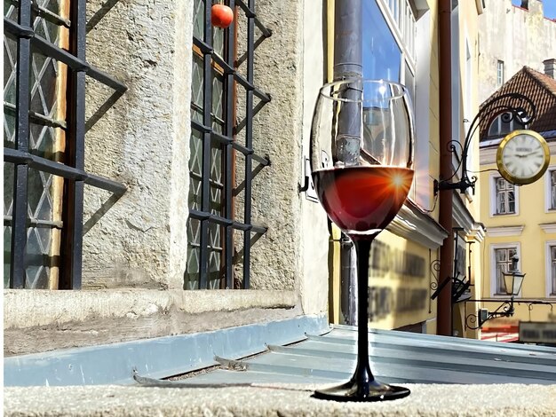 bicchiere di vino e tazza di caffè e candela sul tavolo del caffè di strada nella città medievale di Tallinn centro storico