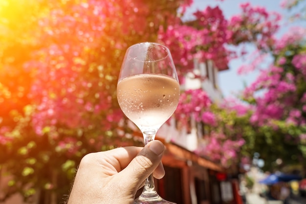 Bicchiere di vino in mano un bicchiere di vino rosato fresco giovane