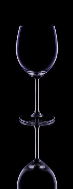 Bicchiere di vino isolato su sfondo nero con riflesso