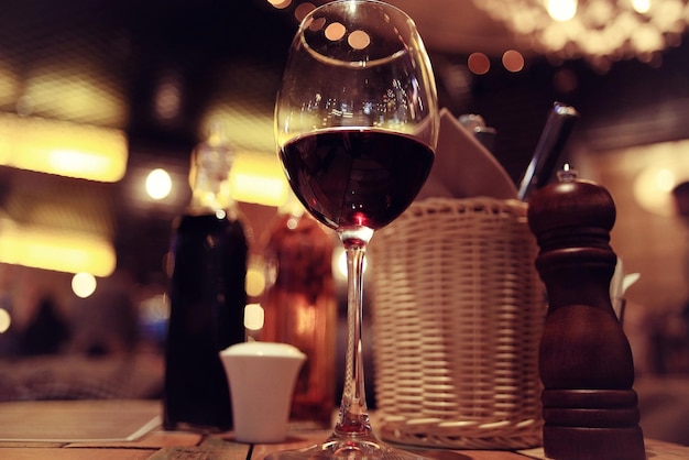 bicchiere di vino rosso all'interno del ristorante
