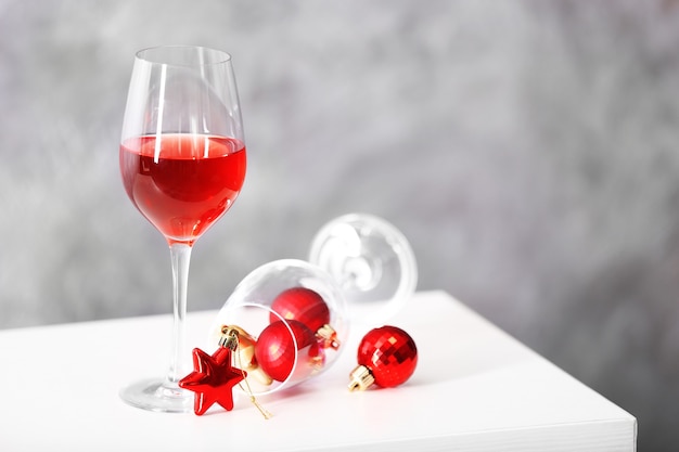 Bicchiere di vino rosso con accessori natalizi