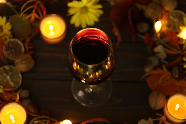 bicchiere di vino rosso con decorazioni autunnali