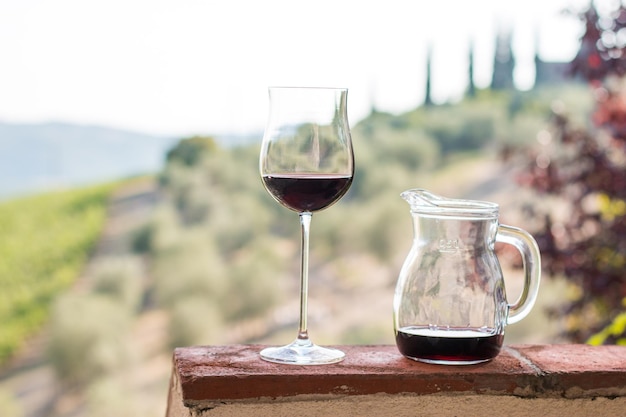 Bicchiere di vino rosso in Toscana Cantieri vinicoli in background