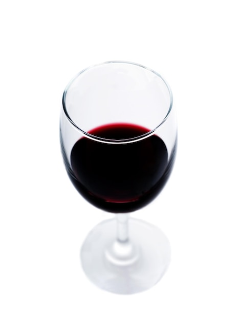 Bicchiere di vino rosso isolato