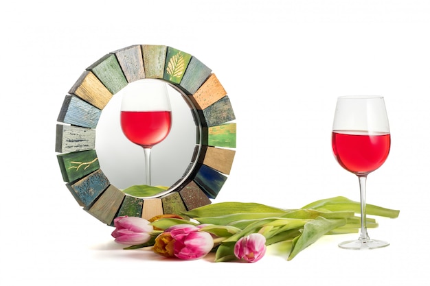 Bicchiere di vino rosso rosato con un orizzonte inclinato si riflette correttamente in Handmade Mirror