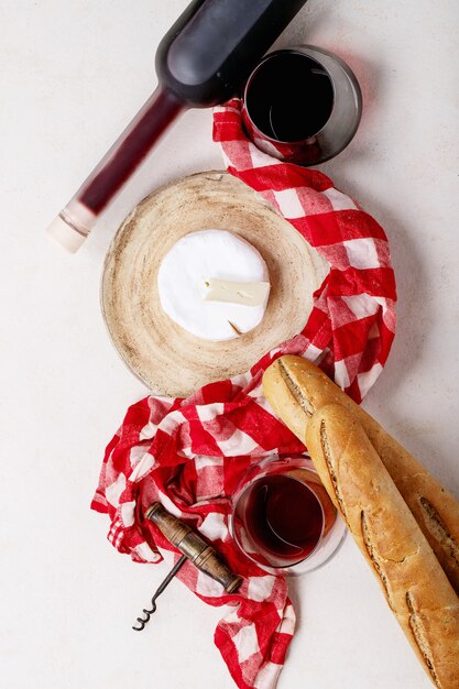 Bicchiere di vino rosso servito con formaggio