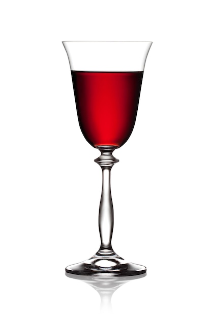 Bicchiere di vino rosso su sfondo bianco Il file include un tracciato di ritaglio