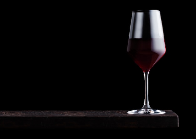 Bicchiere di vino rosso su sfondo nero