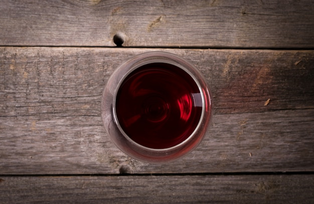 Bicchiere di vino rosso sul tavolo di legno. Vista dall'alto