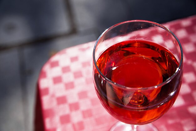 bicchiere di vino rosso sul tavolo di un caffè di strada in una luminosa giornata di sole