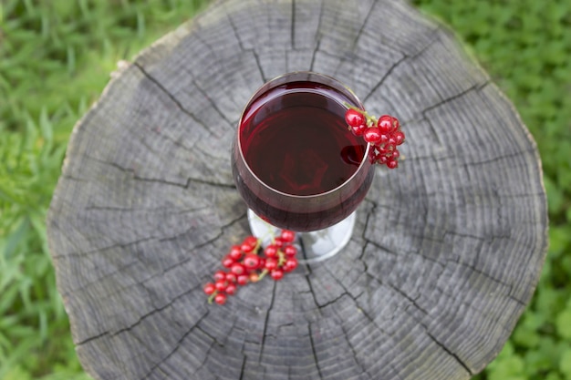 Bicchiere di vino rosso sulla parete di legno, concetto di vinificazione