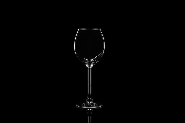 Bicchiere di vino su una parete nera