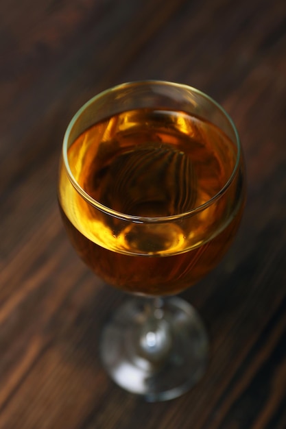 Bicchiere di vino sul tavolo di legno Vista dall'alto