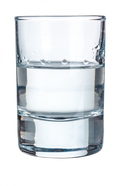 Bicchiere di vodka su sfondo bianco