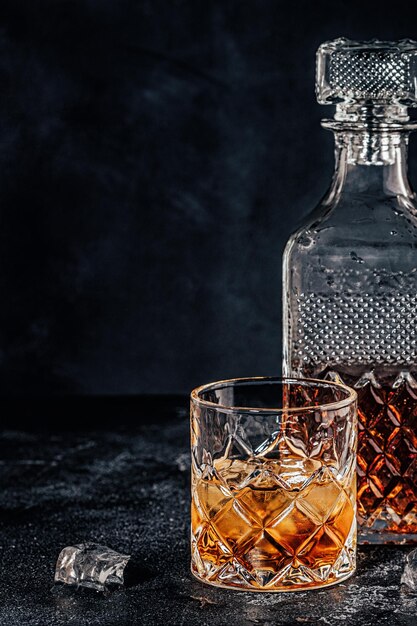 Bicchiere di whisky con decanter quadrato