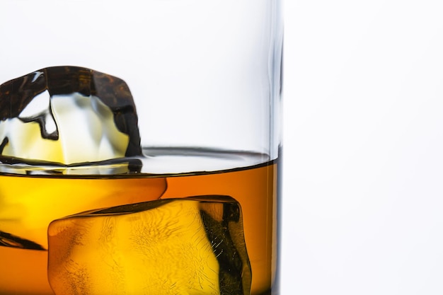 bicchiere di whisky con ghiaccio