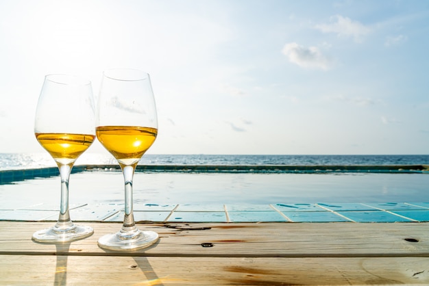 bicchiere di whisky con piscina e mare