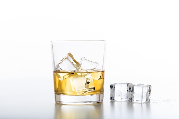 Bicchiere di whisky e ghiaccio su sfondo bianco