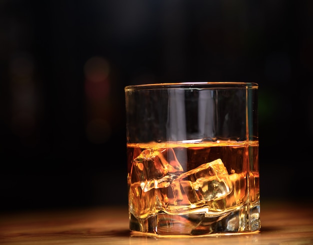 bicchiere di whisky su sfondo scuro