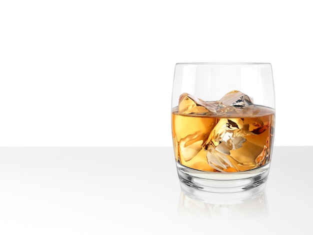 Bicchiere di whisky su tavola bianca rendering 3d