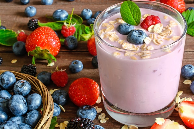 Bicchiere di yogurt ai frutti di bosco con avena