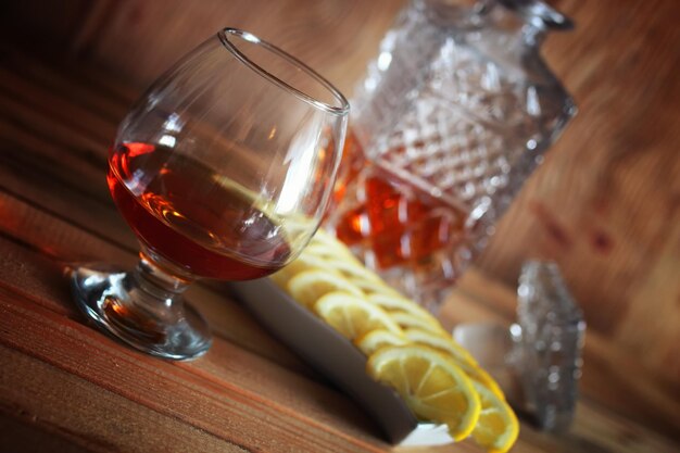 Bicchiere e caraffa per il brandy alcolico
