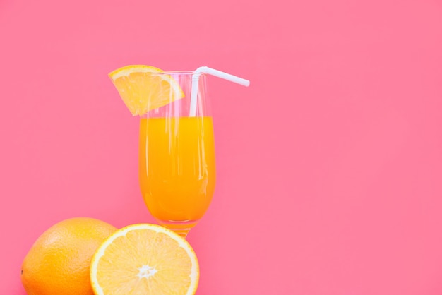 Bicchiere estivo con succo d&#39;arancia e frutta arancione