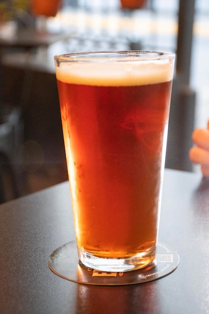 bicchiere rinfrescante di birra artigianale ipa sul tavolo del pub
