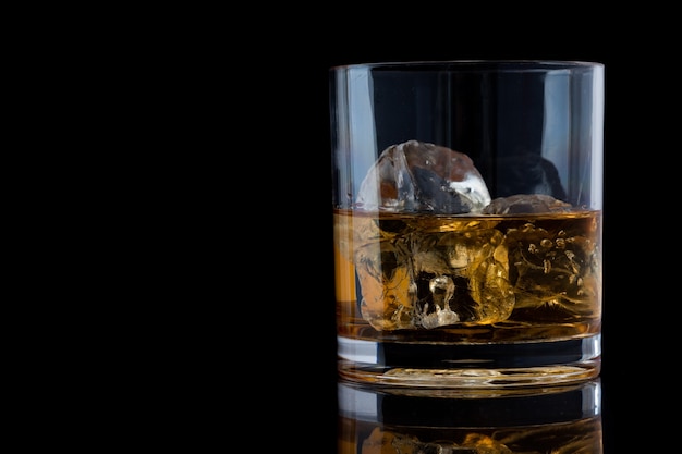 Bicchiere tumbler con whisky