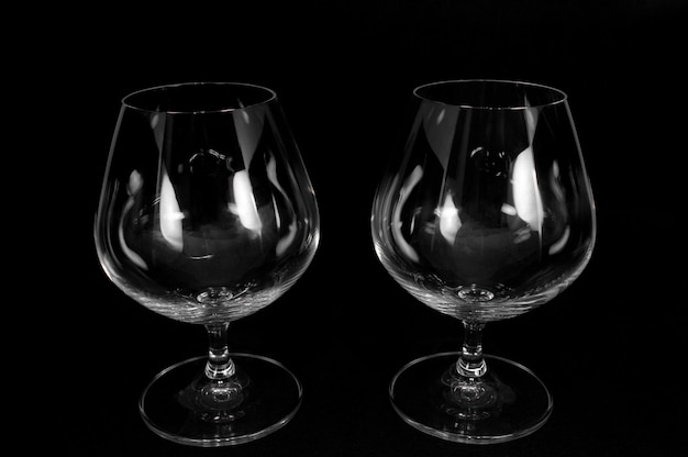 Bicchiere vuoto per brandy whisky o bourbon isolato su sfondo nero