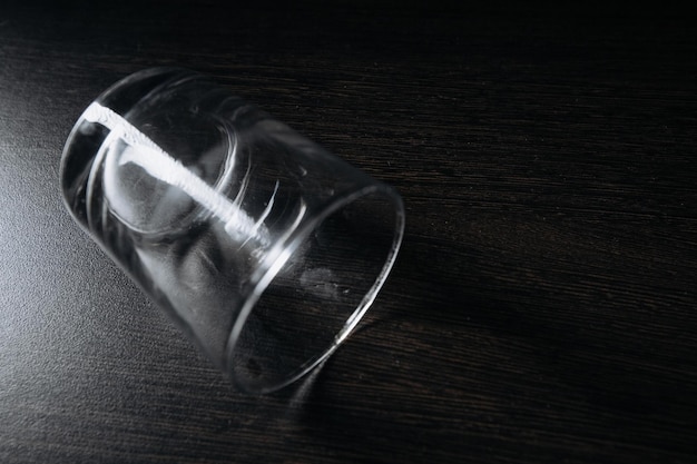 Bicchiere vuoto per whisky su un tavolo di legno