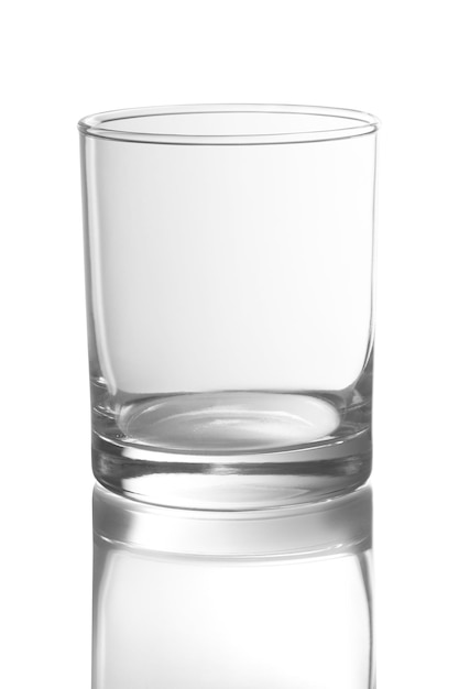 Bicchiere vuoto su un bianco