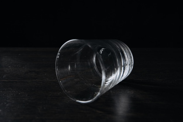 Bicchiere vuoto su un tavolo Concetto di alcolismo e dipendenza