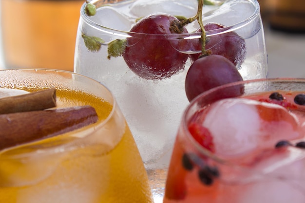 bicchieri con cocktail colorati su un bancone bar