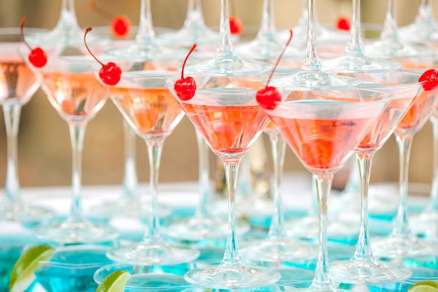 Bicchieri con cocktail e lime