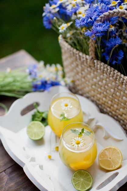 Bicchieri con limonata e menta estiva