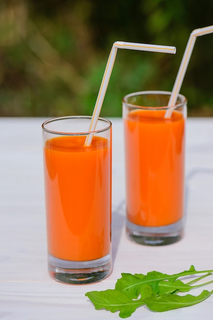 bicchieri con succo di carota su un tavolo di legno