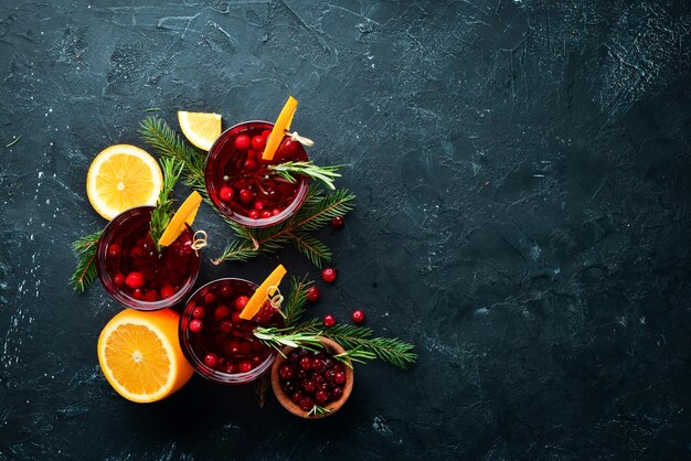 Bicchieri con succo di mirtillo rosso Mirtilli e lime rosmarino Su uno sfondo rustico Vista dall'alto Spazio libero per il testo