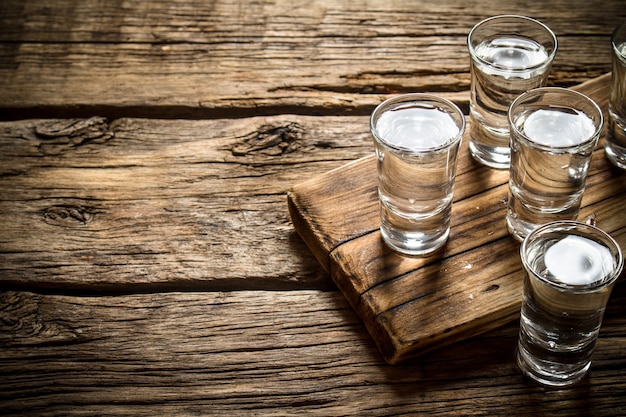 Bicchieri con vodka sulla vecchia tavola