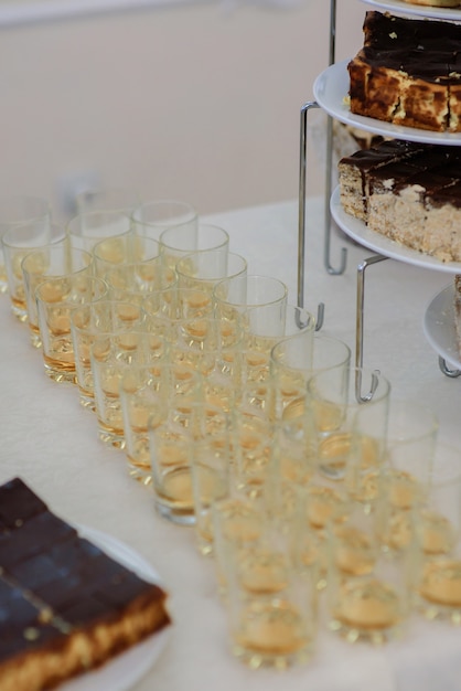 Bicchieri con whisky stand sul tavolo da pranzo bianco