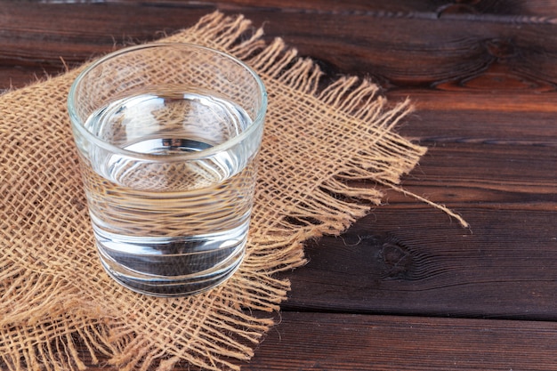 Bicchieri d'acqua su una tavola di legno.