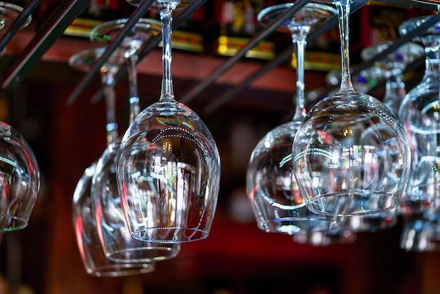 Bicchieri da vino appesi su un rack in un bar Bicchieri preparati per una festa al bar