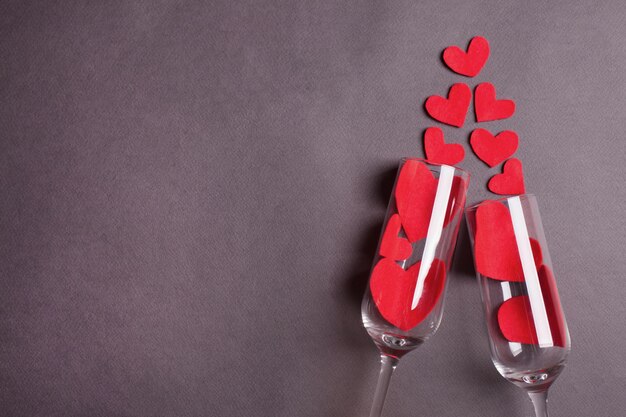 Bicchieri da vino con cuore rosso su sfondo grigio scuro copia spazio