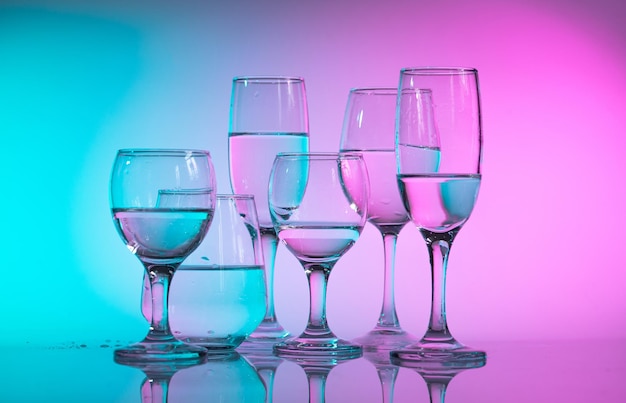 Bicchieri da vino con luce al neon multicolore