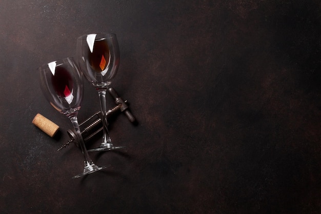 Bicchieri da vino e cavatappi vintage Vista dall'alto con spazio per il testo