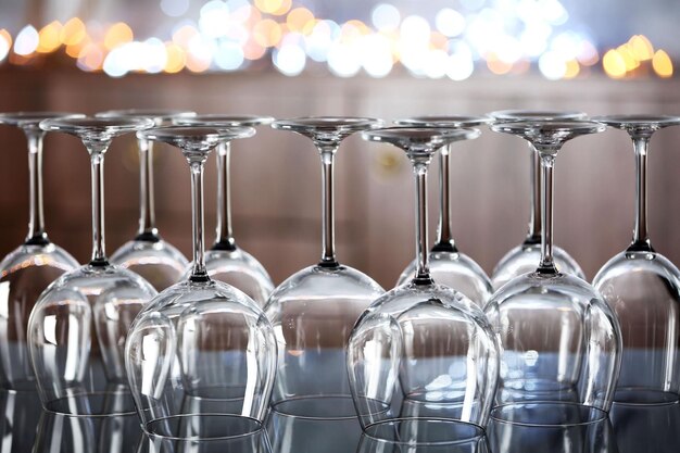 Bicchieri da vino rovesciati sul tavolo