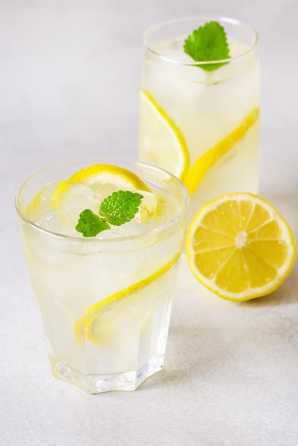 Bicchieri di acqua fresca infusa con limone e menta Detox bevanda salutare verticale