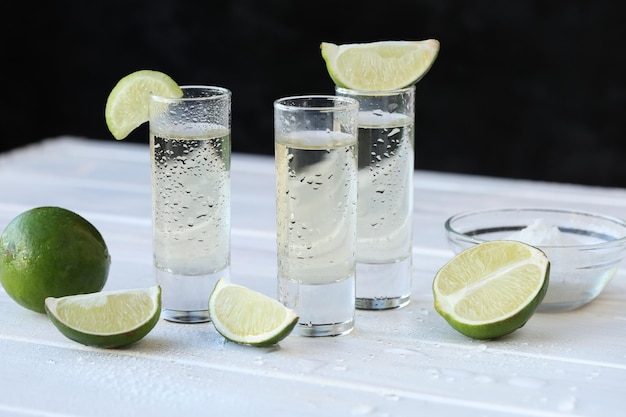 bicchieri di alcol da bere con lime e sale