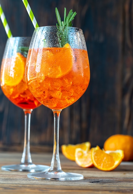 Bicchieri di Aperol Spritz cocktail