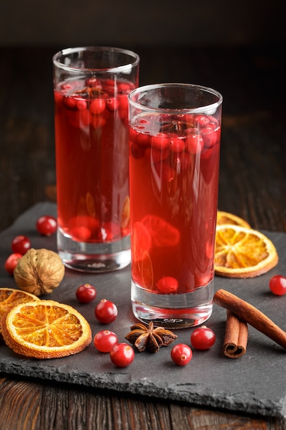 Bicchieri di bevanda fresca di mirtilli rossi